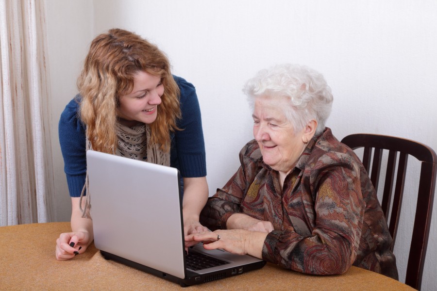 Comment apprendre l'informatique aux personnes âgées ?
